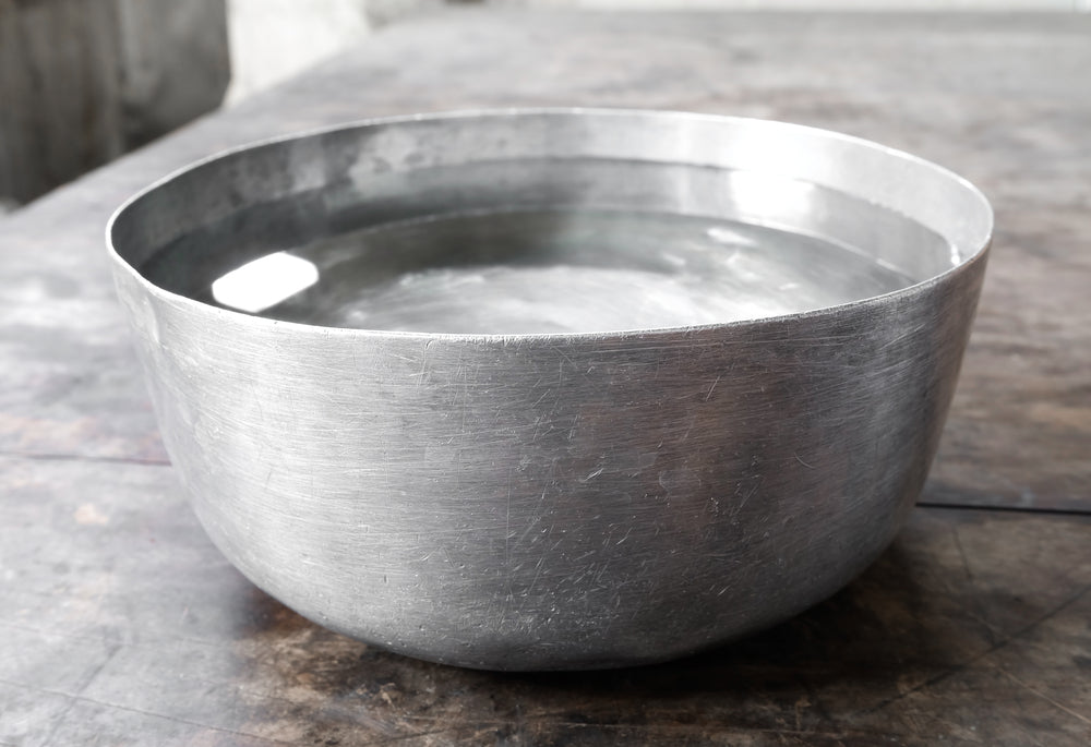 woman-with-curly-hair-bowl-method-concept